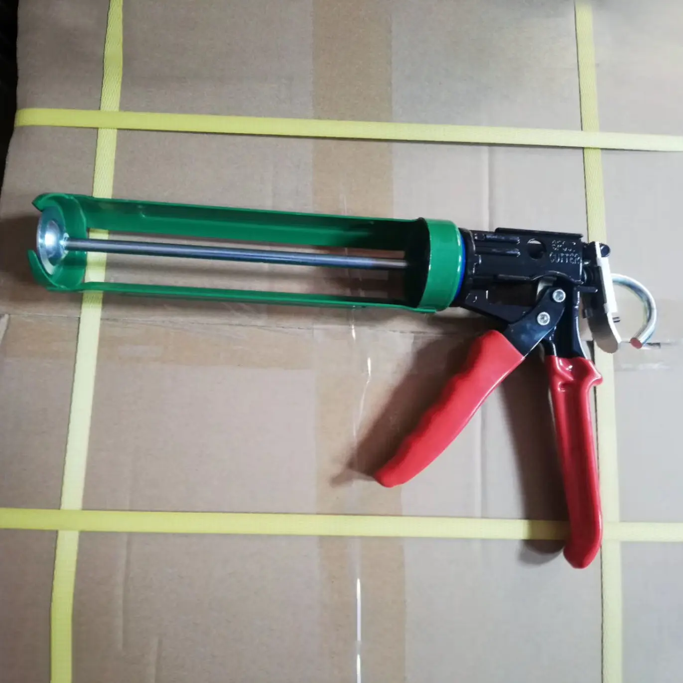 Anti-drip and labor-saving rotary glue gun